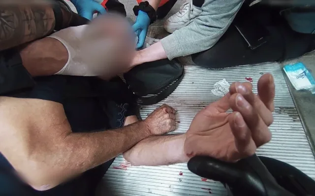 VIDEO: Strážníci ošetřovali muže po pádu z eskalátorů i nešťastníka, který se pořezal při krájení masa