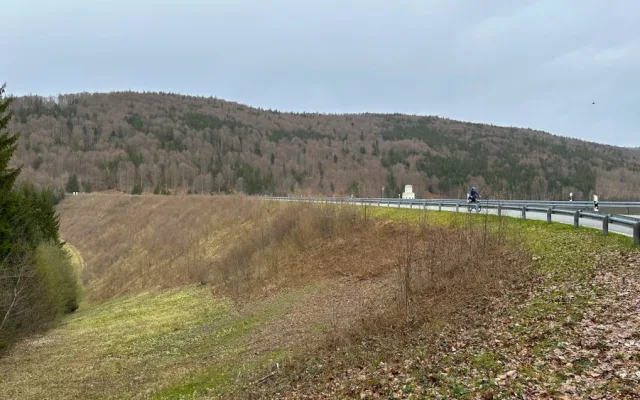 Hráz je opravdu impozantní. Na fotografii ale tolik nevykne. Její výšku si vychutnáte až na místě
