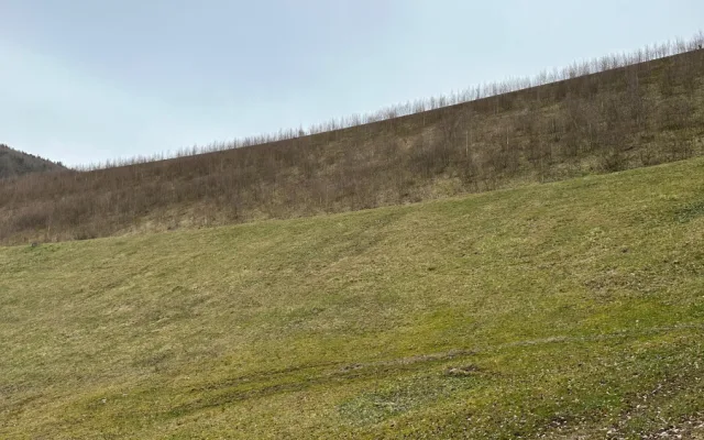 Hráz je opravdu impozantní. Na fotografii ale tolik nevykne. Její výšku si vychutnáte až na místě