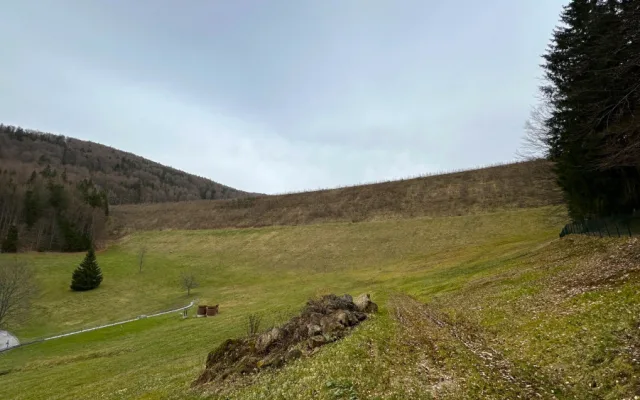 Hráz je opravdu impozantní. Na fotografii ale tolik nevykne. Její výšku si vychutnáte až na místě