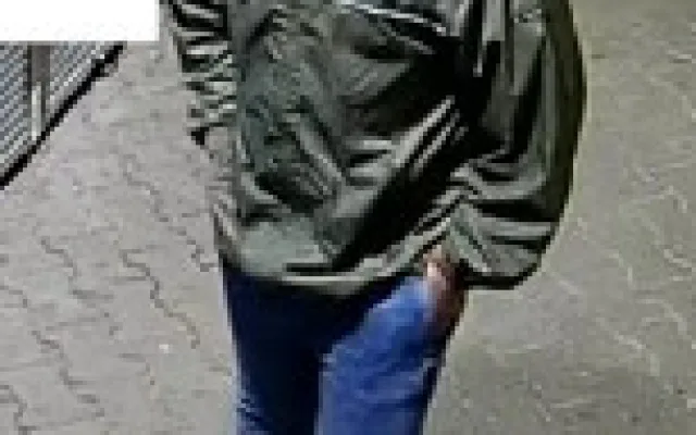 Policie by si ráda v souvislosti s případem popovídala s mužem ze záběru bezpečnostních kamer