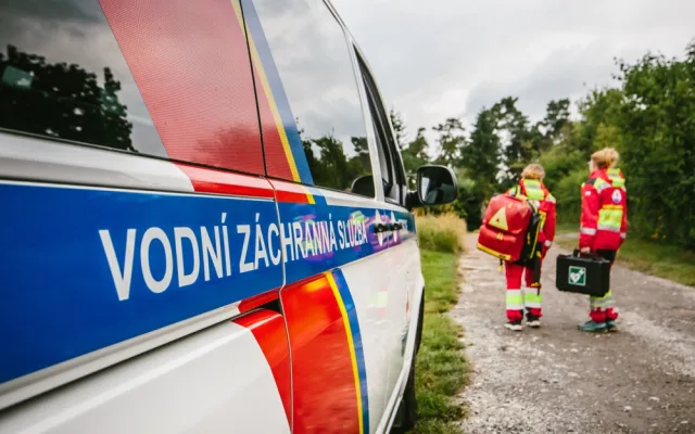 Vodní záchranáři budou nově na Hracholuskách využívat noční vidění pro plavbu po setmění