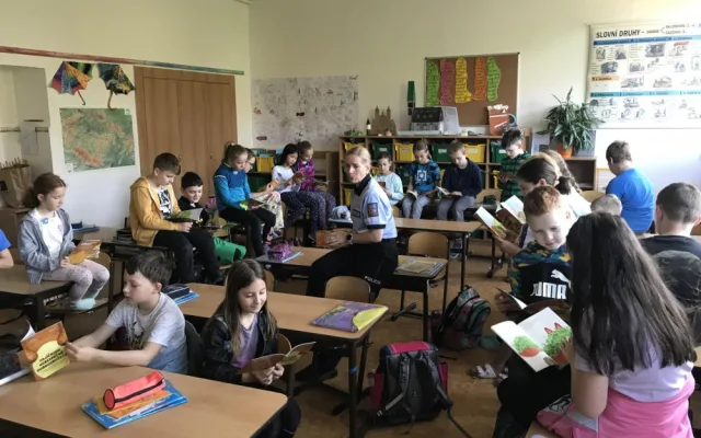 Ročně pátrá policie v Česku po více než tisícovce dětí, ty nenalezené si už dvacet let připomínáme Pomněnkovým dnem