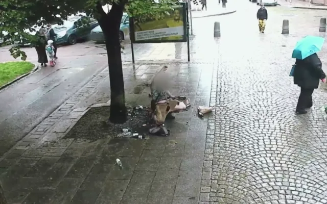 VIDEO: Student se v roztrhaných kalhotách válel po zemi a předstíral opilého bezdomovce