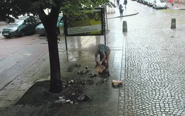 VIDEO: Student se v roztrhaných kalhotách válel po zemi a předstíral opilého bezdomovce