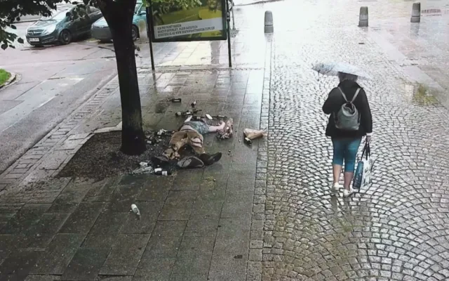 VIDEO: Student se v roztrhaných kalhotách válel po zemi a předstíral opilého bezdomovce