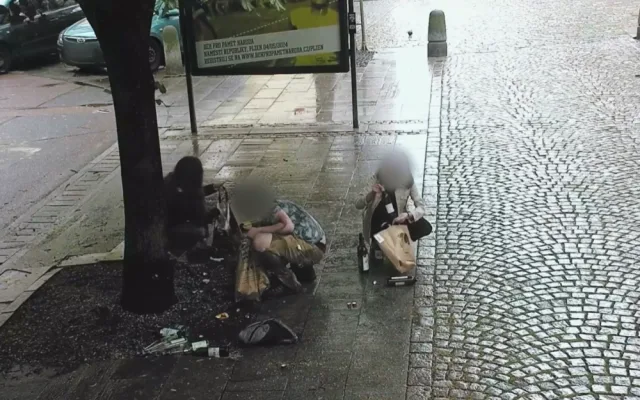 VIDEO: Student se v roztrhaných kalhotách válel po zemi a předstíral opilého bezdomovce