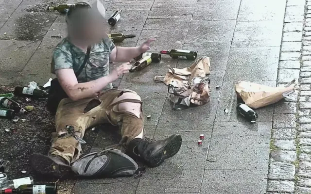 VIDEO: Student se v roztrhaných kalhotách válel po zemi a předstíral opilého bezdomovce