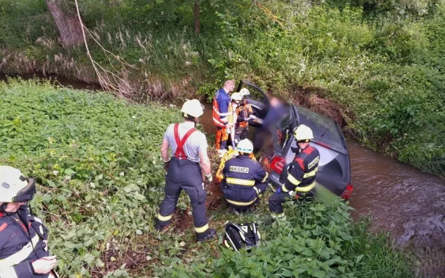 Senior v autě zakašlal, přejel do protisměru a skončil v korytě potoka