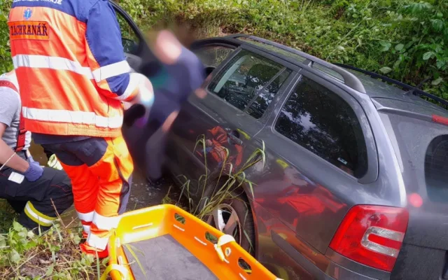 Senior v autě zakašlal, přejel do protisměru a skončil v korytě potoka