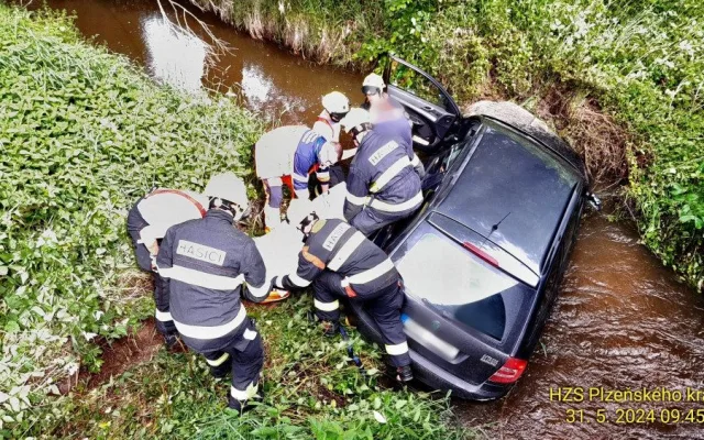 Senior v autě zakašlal, přejel do protisměru a skončil v korytě potoka