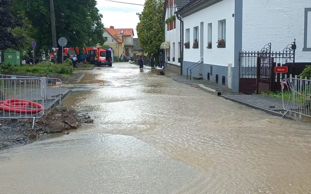 Několik příštích dní budou silničáři čistit vozovky i příkopy po víkendových záplavách v Plzeňském kraji