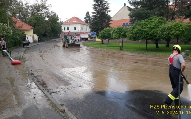 Několik příštích dní budou silničáři čistit vozovky i příkopy po víkendových záplavách v Plzeňském kraji