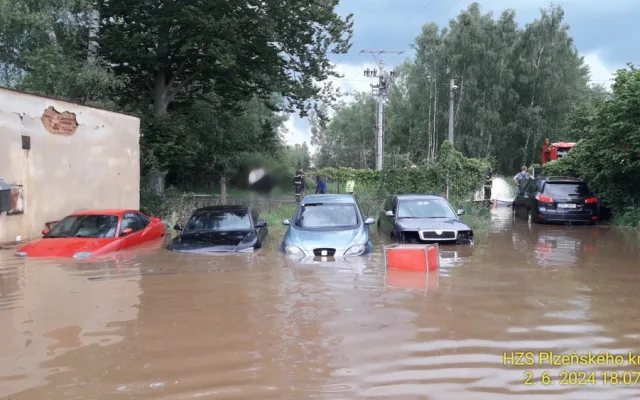 Několik příštích dní budou silničáři čistit vozovky i příkopy po víkendových záplavách v Plzeňském kraji
