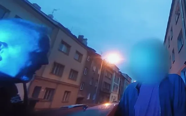 VIDEO: Silně opilý muž se vyhýbal neexistujícímu kamionu a zkřížil cestu policejnímu vozu