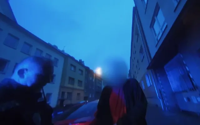 VIDEO: Silně opilý muž se vyhýbal neexistujícímu kamionu a zkřížil cestu policejnímu vozu