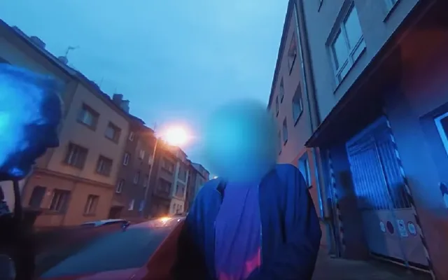 VIDEO: Silně opilý muž se vyhýbal neexistujícímu kamionu a zkřížil cestu policejnímu vozu