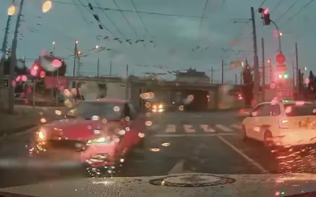 VIDEO: Silně opilý muž se vyhýbal neexistujícímu kamionu a zkřížil cestu policejnímu vozu