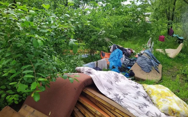 Vězni pomohli uklidit šest tun odpadků. V haldě bylo 150 injekčních stříkaček a malé kotě