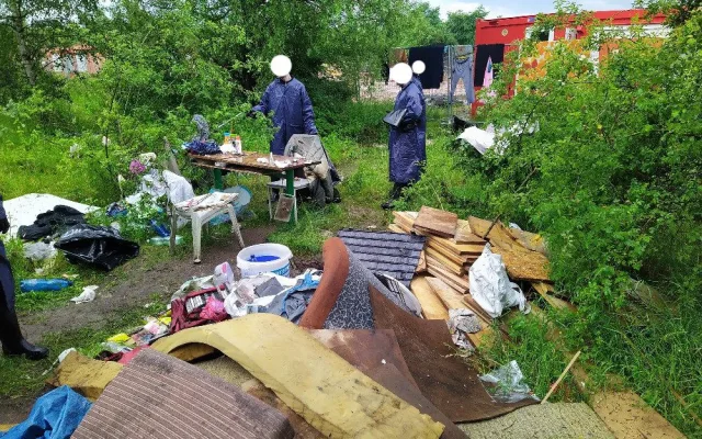 Vězni pomohli uklidit šest tun odpadků. V haldě bylo 150 injekčních stříkaček a malé kotě