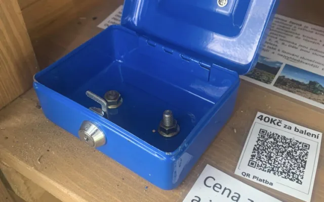 Zloději opakovaně vykrádají boudičky s krmením pro zvířata. Trhá mi to srce, říká autorka projektu