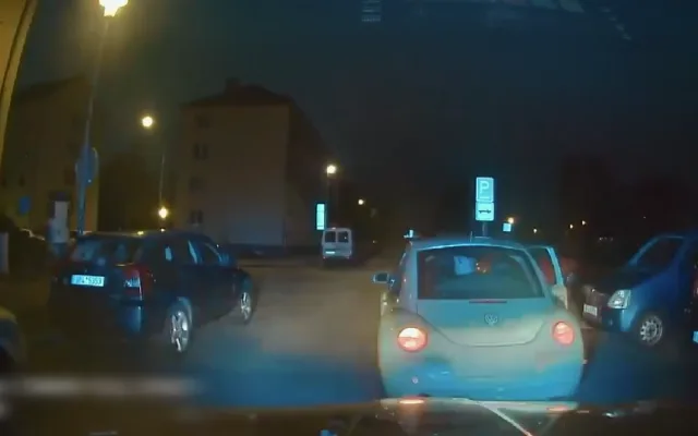 VIDEO: Neřídil jsem, tvrdil opilý muž. Kamera ho ale usvědčila z velké lži