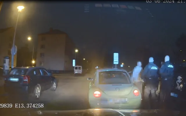 VIDEO: Neřídil jsem, tvrdil opilý muž. Kamera ho ale usvědčila z velké lži