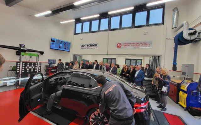 Škola proměnila staré garáže v moderní prostory, žáci se tam budou učit opravovat elektromobily