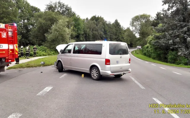 Osobák vyletěl ze silnice po střetu s druhým vozem. Skončil převrácený na dně hlubokého příkopu