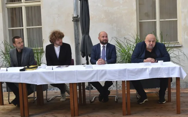 Samotná tisková konference se uskutečnila také netypicky na dvorku historické radnice.
