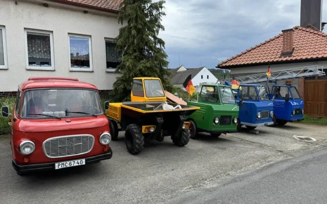 Multikára nebo ještěrka, ikonická pracovní vozidla z bývalé NDR zná úplně každý. Teď přijedou na velký sraz