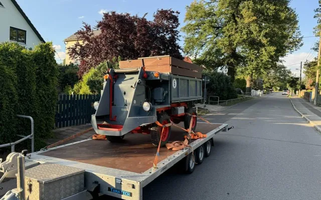 Nejstarší model multikáry se ještě ani nejmenuje Multicar. Má označení Dieselkarre DK3, přezdívá se mu Mravenec a je z roku 1956