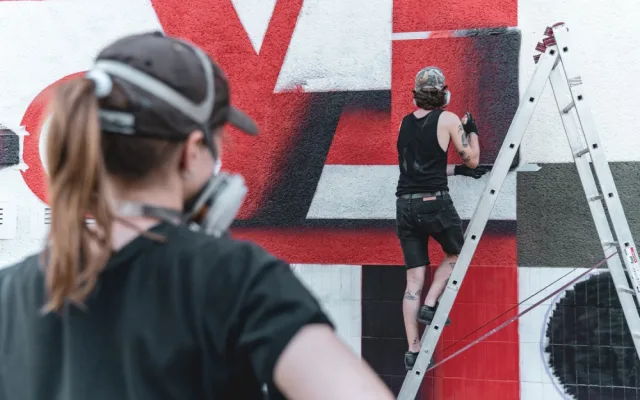 Festival WALLZ znovu rozzáří ulice západočeské metropole, umělci ozdobí viadukty i bytový dům