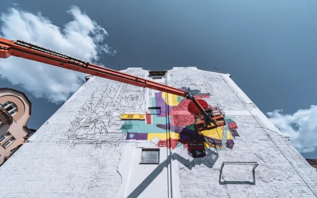 Festival WALLZ znovu rozzáří ulice západočeské metropole, umělci ozdobí viadukty i bytový dům