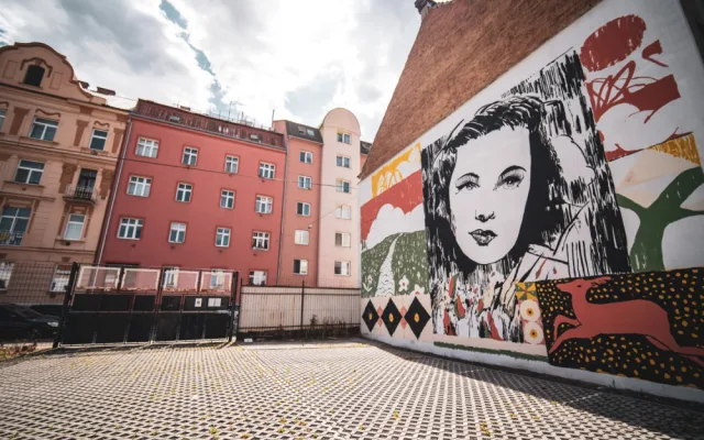 Festival WALLZ znovu rozzáří ulice západočeské metropole, umělci ozdobí viadukty i bytový dům