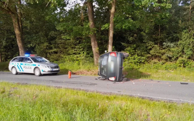 Řidič se chtěl vyhnout lesní zvěři a strhnul řízení, skončil zraněný a převrácený na boku