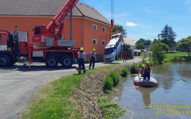 Dodávka se vedru záhadně zajela vykoupat do rybníka, kde se potopila až po střechu