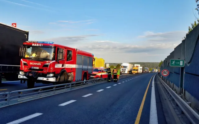 Dálnici D5 ve směru do Německa uzavřela nehoda dvou nákladních aut