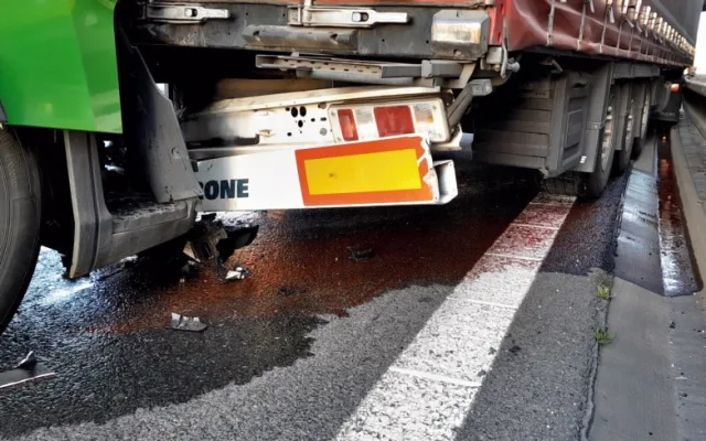 Dálnici D5 ve směru do Německa uzavřela nehoda dvou nákladních aut