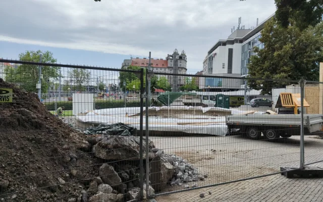 Rozsáhlá oprava fontány před muzeem je v plném proudu, voda z ní bude prýštit příští rok