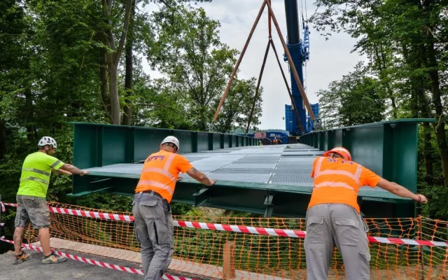 Nepoužívaná mostní konstrukce překlenula problematickou rokli, kde vzniká nový úsek stezky pro pěší i cyklisty