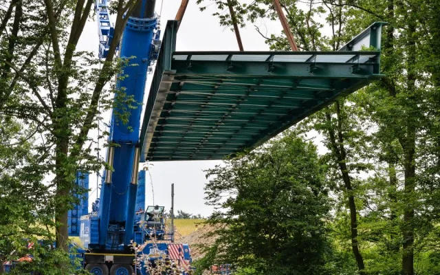 Nepoužívaná mostní konstrukce překlenula problematickou rokli, kde vzniká nový úsek stezky pro pěší i cyklisty