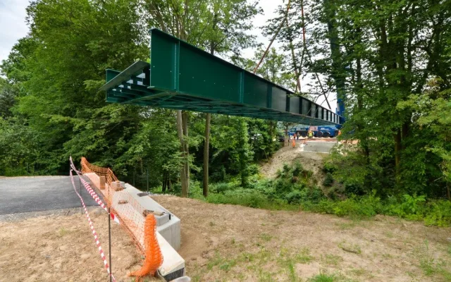 Nepoužívaná mostní konstrukce překlenula problematickou rokli. Vzniká tam stezka pro pěší i cyklisty