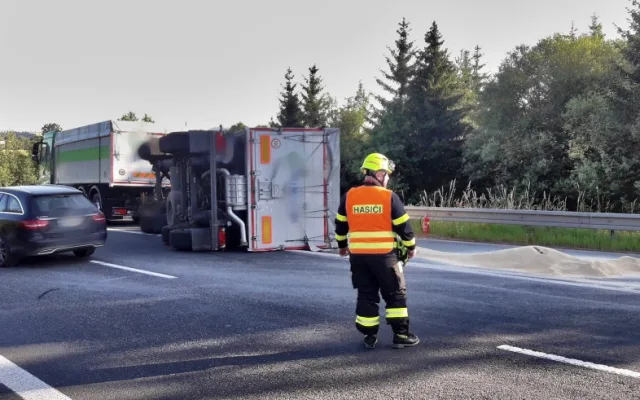 Převrácený přívěs zablokoval silnici, komunikaci zasypala krmná směs
