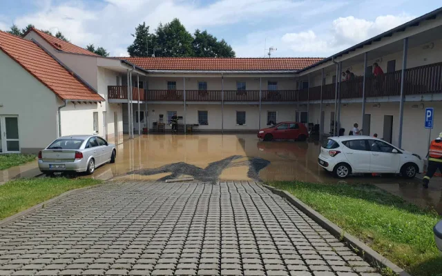 Přívalové deště opět vyplavily obec na Domažlicku, znovu pod vodou je i dům s pečovatelskou službou