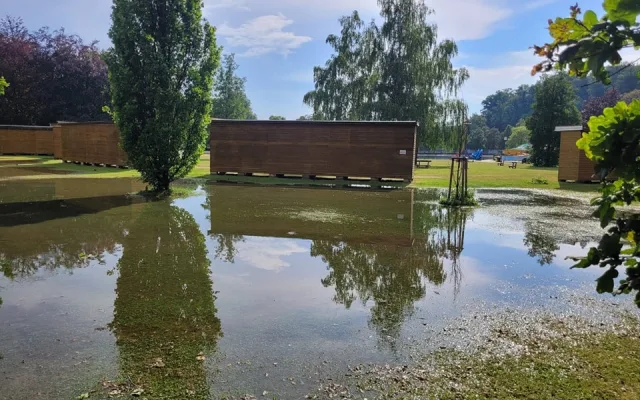 Kvůli následkům prudkých dešťů odkládá město dlouho plánované oslavy