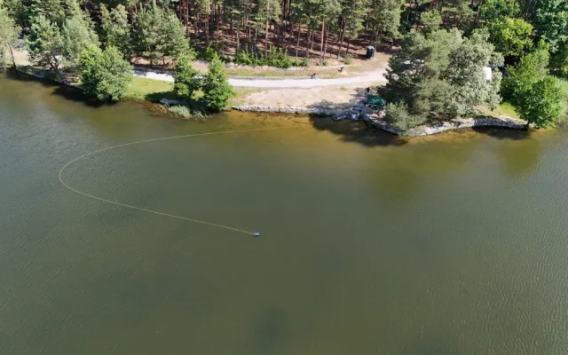 VIDEO: Speciální podvodní dron potvrdil výskyt masožravé rostliny v Seneckém rybníce
