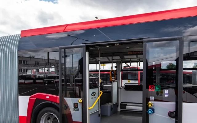 Cestující v Plzni budou vozit nové klimatizované autobusy, mají 18 metrů a předsuvné dveře