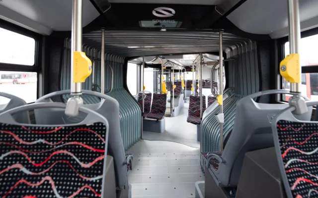 Cestující v Plzni budou vozit nové klimatizované autobusy, mají 18 metrů a předsuvné dveře