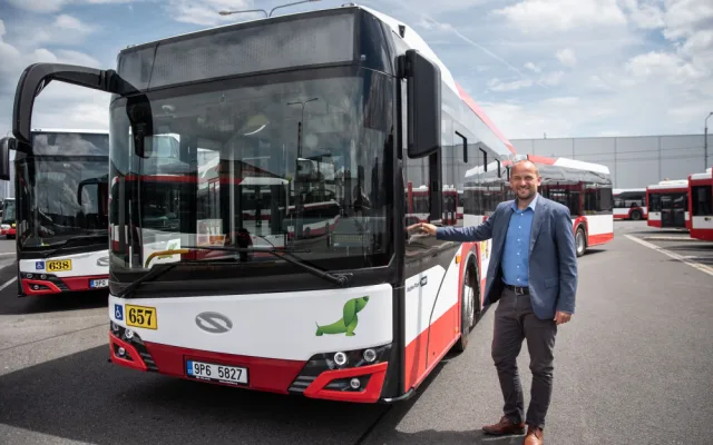 Cestující v Plzni budou vozit nové klimatizované autobusy, mají 18 metrů a předsuvné dveře